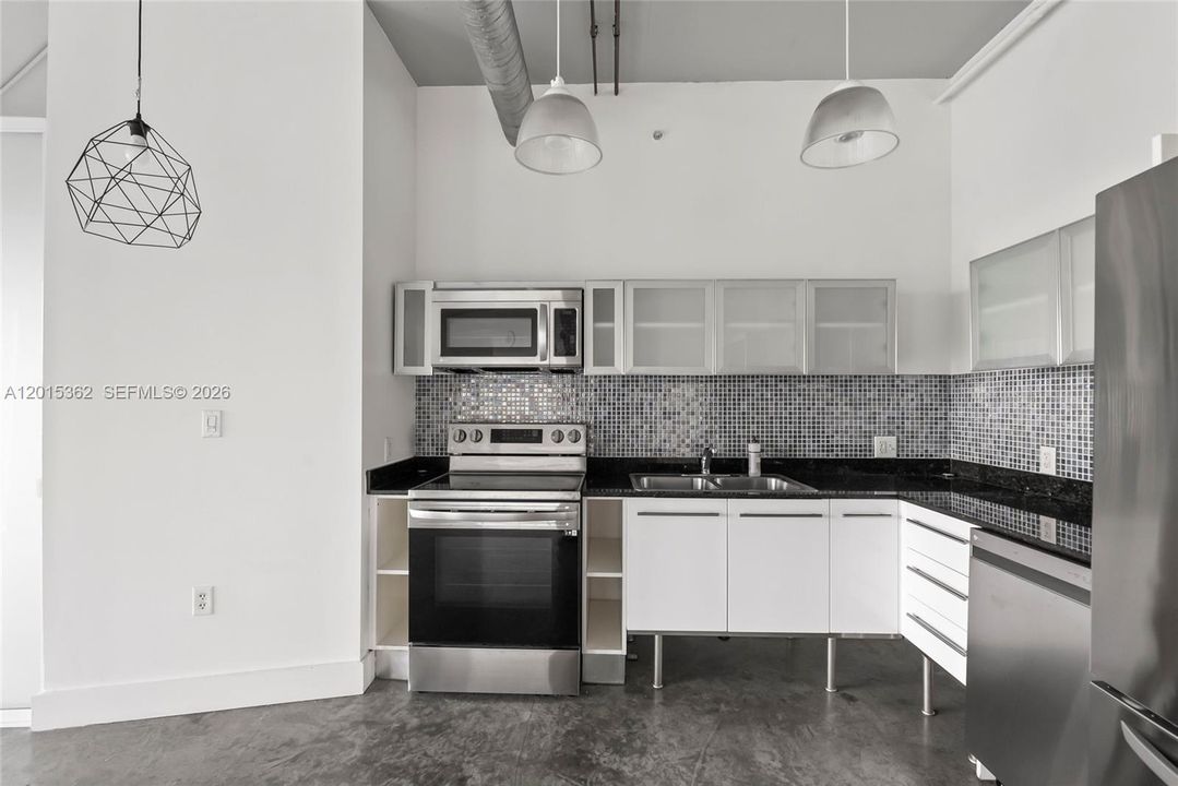 For Sale: $409,000 (2 beds, 2 baths, 1009 Square Feet)