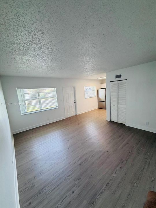 For Rent: $1,899 (2 beds, 1 baths, 800 Square Feet)