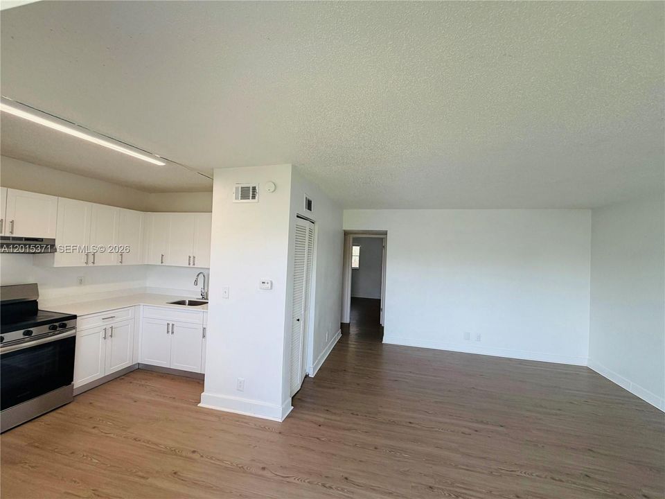 For Rent: $1,899 (2 beds, 1 baths, 800 Square Feet)