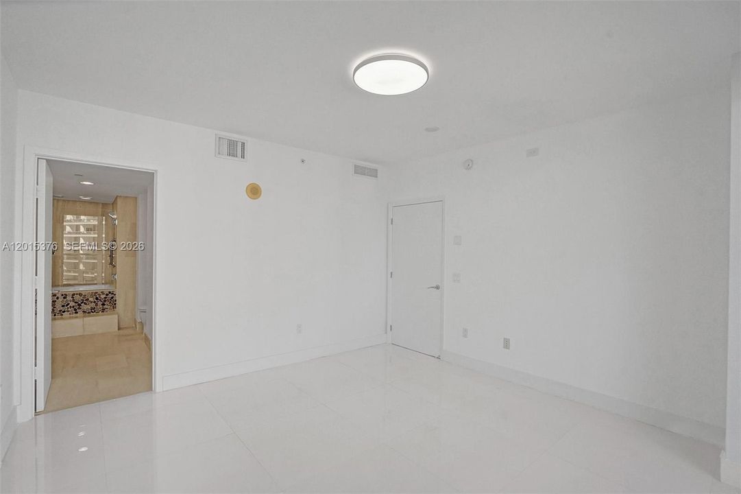 Activo con contrato: $9,000 (2 camas, 2 baños, 1094 Pies cuadrados)