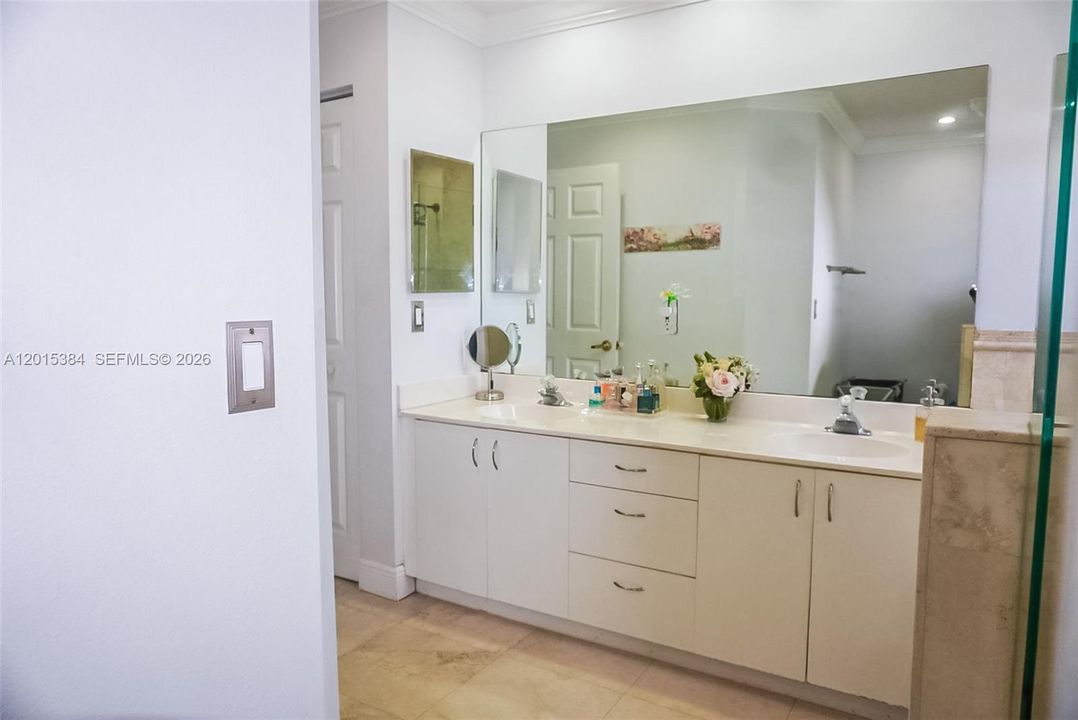 For Sale: $575,000 (4 beds, 2 baths, 1975 Square Feet)