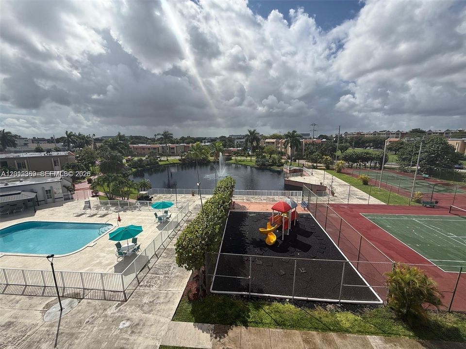 For Sale: $305,000 (2 beds, 2 baths, 1040 Square Feet)