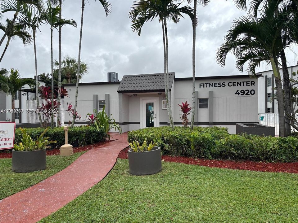For Sale: $305,000 (2 beds, 2 baths, 1040 Square Feet)