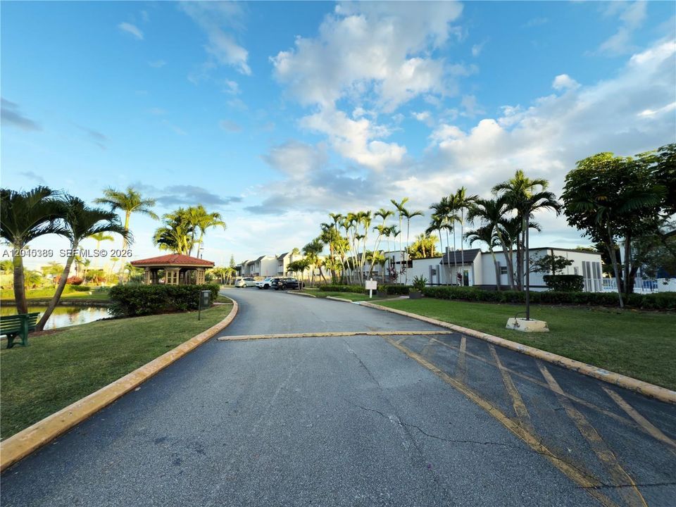 For Sale: $305,000 (2 beds, 2 baths, 1040 Square Feet)