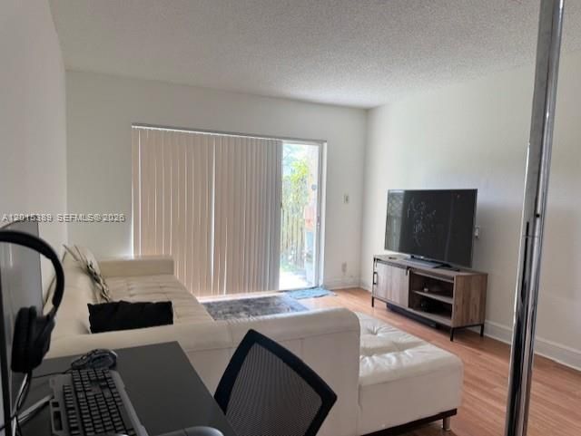 For Sale: $305,000 (2 beds, 2 baths, 1040 Square Feet)
