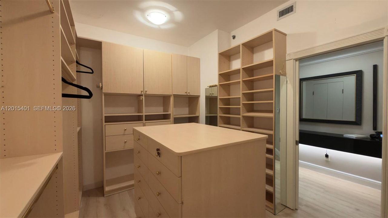 En Renta: $12,000 (3 camas, 3 baños, 2560 Pies cuadrados)