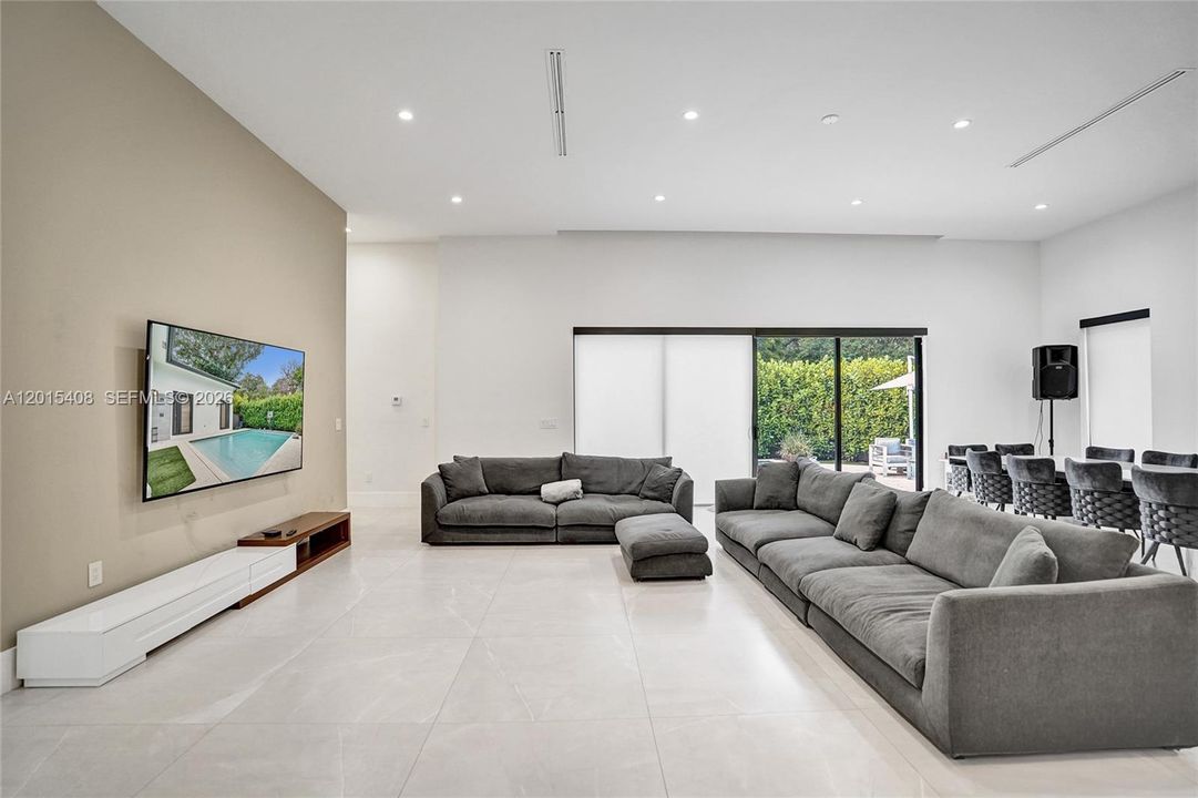 For Sale: $2,425,000 (6 beds, 4 baths, 3609 Square Feet)