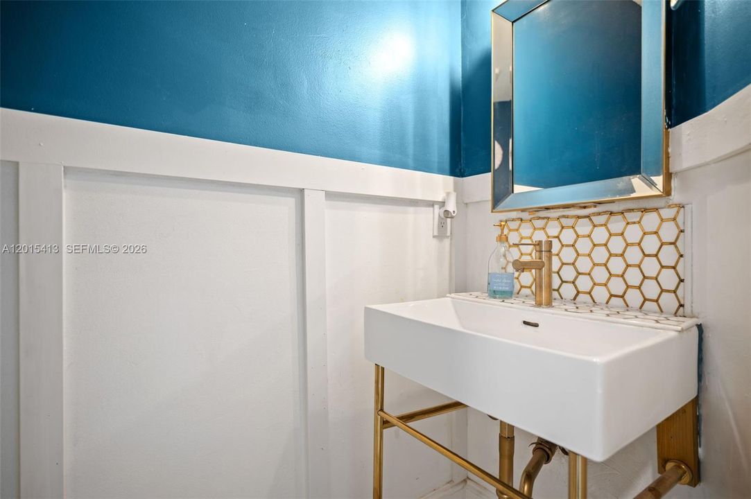 1/2 Bathroom / Powder room