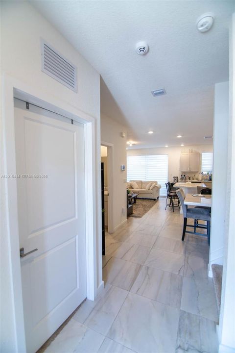 En Venta: $300,000 (4 camas, 3 baños, 1374 Pies cuadrados)