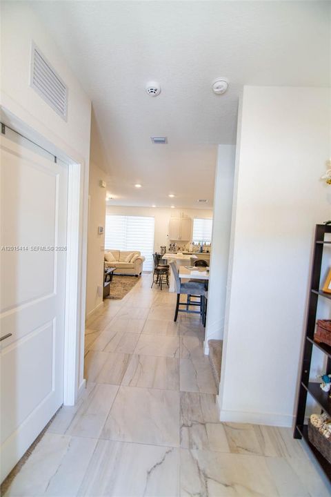 En Venta: $300,000 (4 camas, 3 baños, 1374 Pies cuadrados)