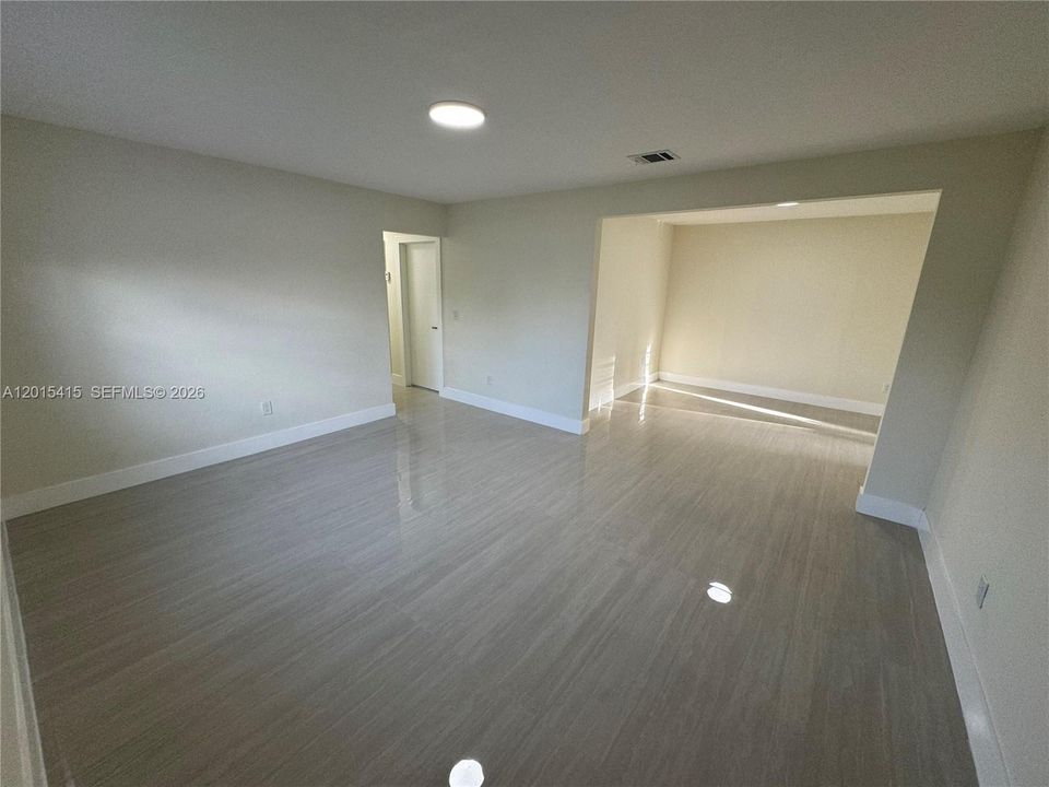 Activo con contrato: $3,850 (4 camas, 2 baños, 1858 Pies cuadrados)