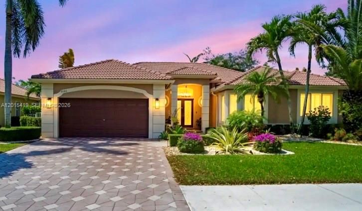 Activo con contrato: $1,249,000 (4 camas, 3 baños, 2479 Pies cuadrados)