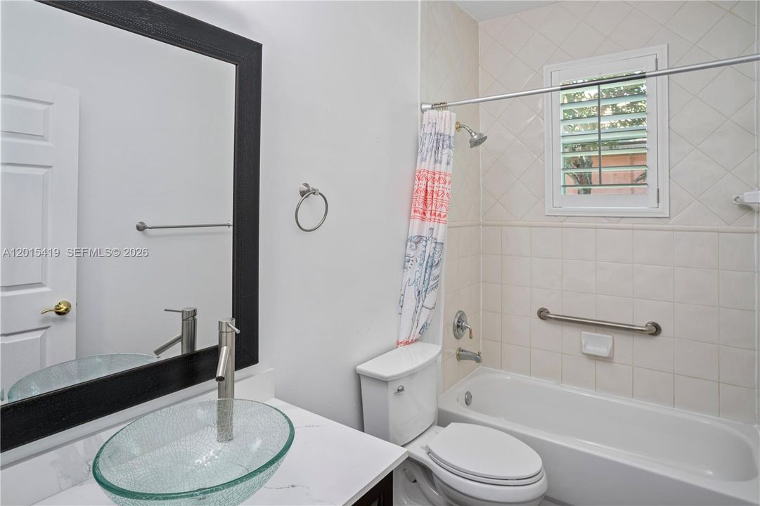 Activo con contrato: $1,249,000 (4 camas, 3 baños, 2479 Pies cuadrados)