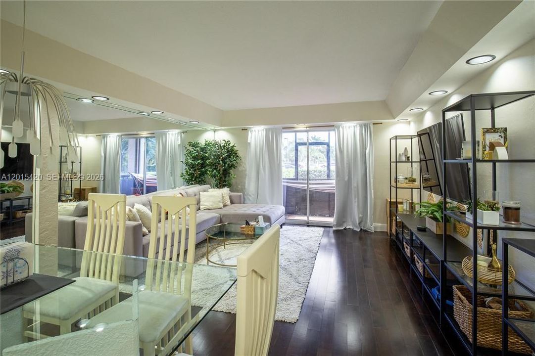 En Venta: $218,500 (2 camas, 2 baños, 1060 Pies cuadrados)
