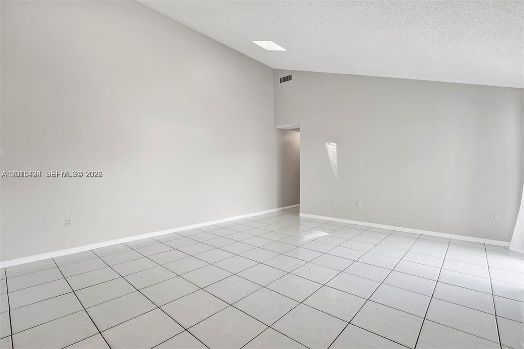 На продажу: $414,950 (3 спален, 2 ванн, 1276 Квадратных фут)