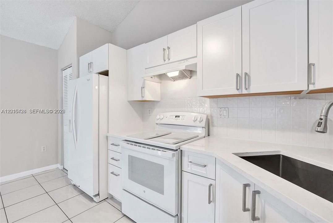 На продажу: $414,950 (3 спален, 2 ванн, 1276 Квадратных фут)