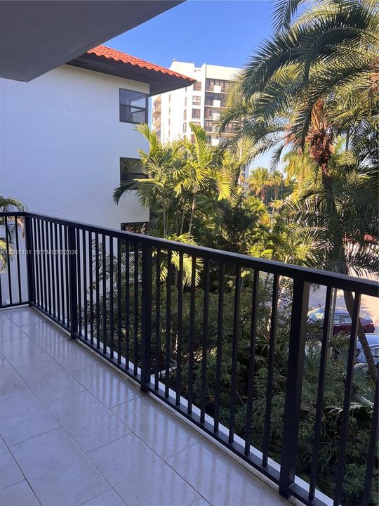 For Sale: $595,000 (1 beds, 1 baths, 972 Square Feet)