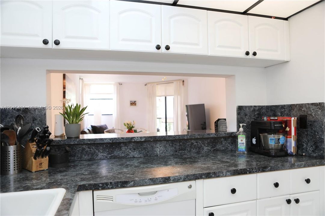 For Sale: $595,000 (1 beds, 1 baths, 972 Square Feet)