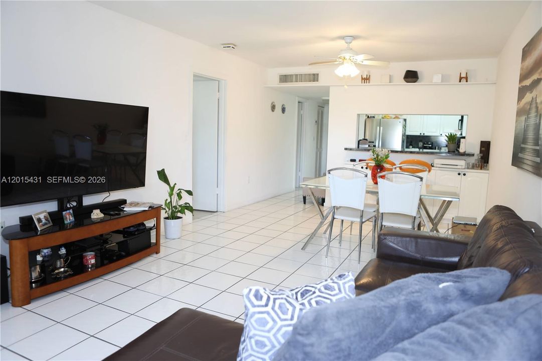 For Sale: $595,000 (1 beds, 1 baths, 972 Square Feet)