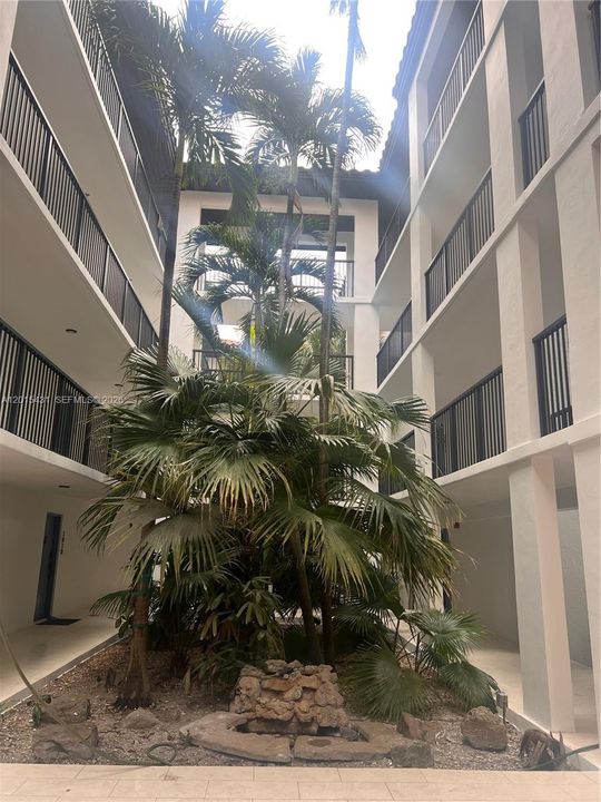 For Sale: $595,000 (1 beds, 1 baths, 972 Square Feet)