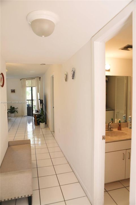 For Sale: $595,000 (1 beds, 1 baths, 972 Square Feet)