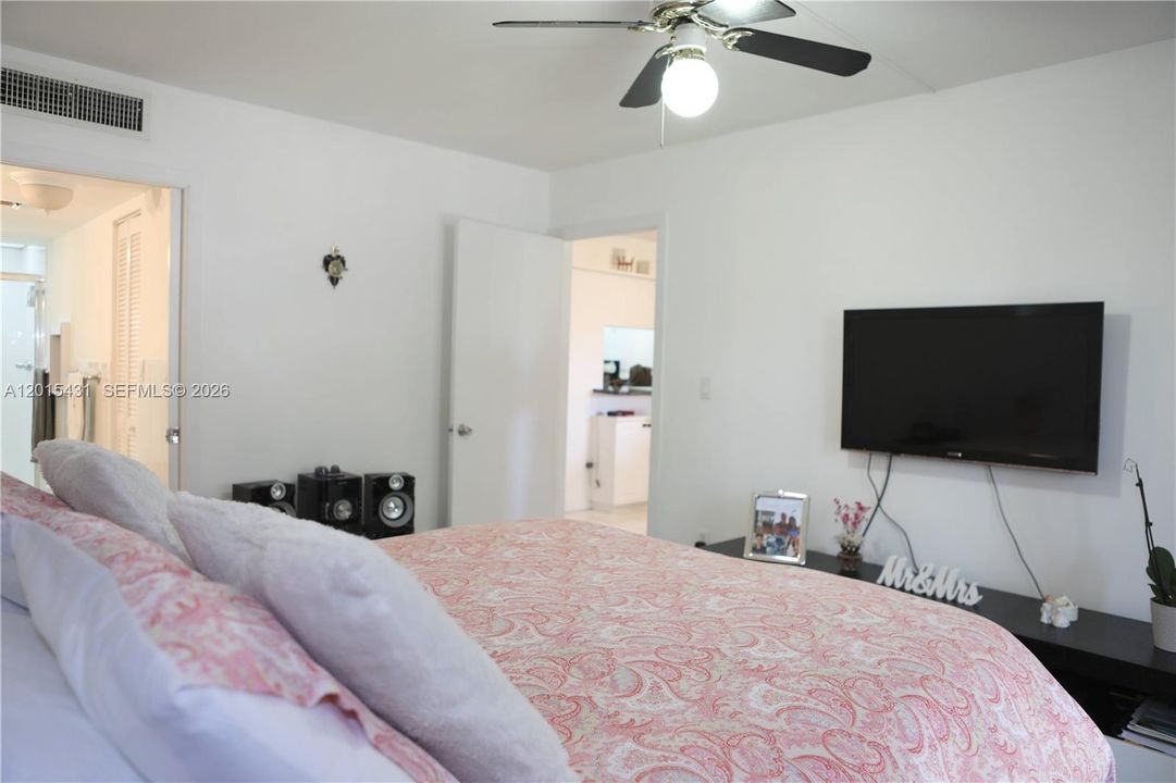 For Sale: $595,000 (1 beds, 1 baths, 972 Square Feet)