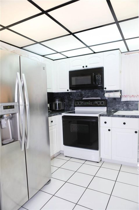 For Sale: $595,000 (1 beds, 1 baths, 972 Square Feet)