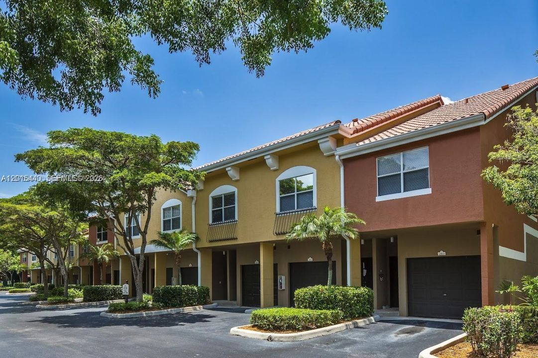 For Rent: $2,917 (2 beds, 2 baths, 1113 Square Feet)