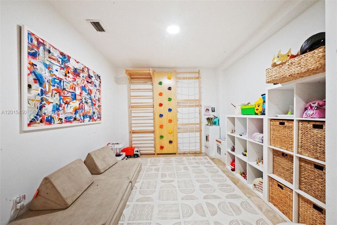 En Renta: $19,500 (4 camas, 3 baños, 1972 Pies cuadrados)
