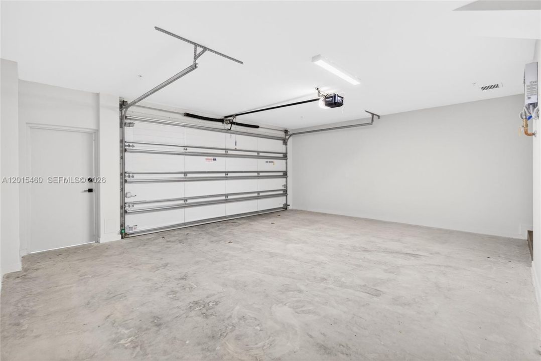 Activo con contrato: $6,400 (3 camas, 3 baños, 1831 Pies cuadrados)