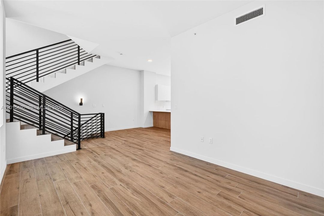 Activo con contrato: $6,400 (3 camas, 3 baños, 1831 Pies cuadrados)