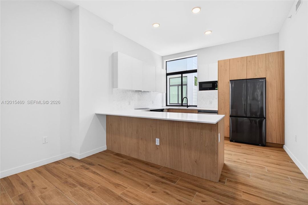 Activo con contrato: $6,400 (3 camas, 3 baños, 1831 Pies cuadrados)
