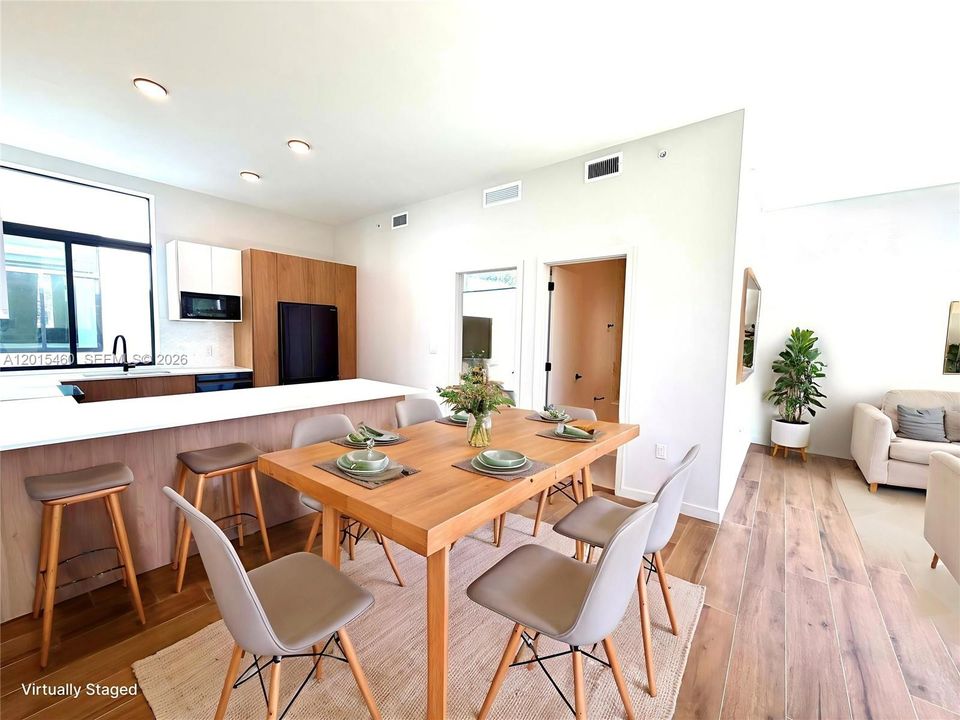 Activo con contrato: $6,400 (3 camas, 3 baños, 1831 Pies cuadrados)