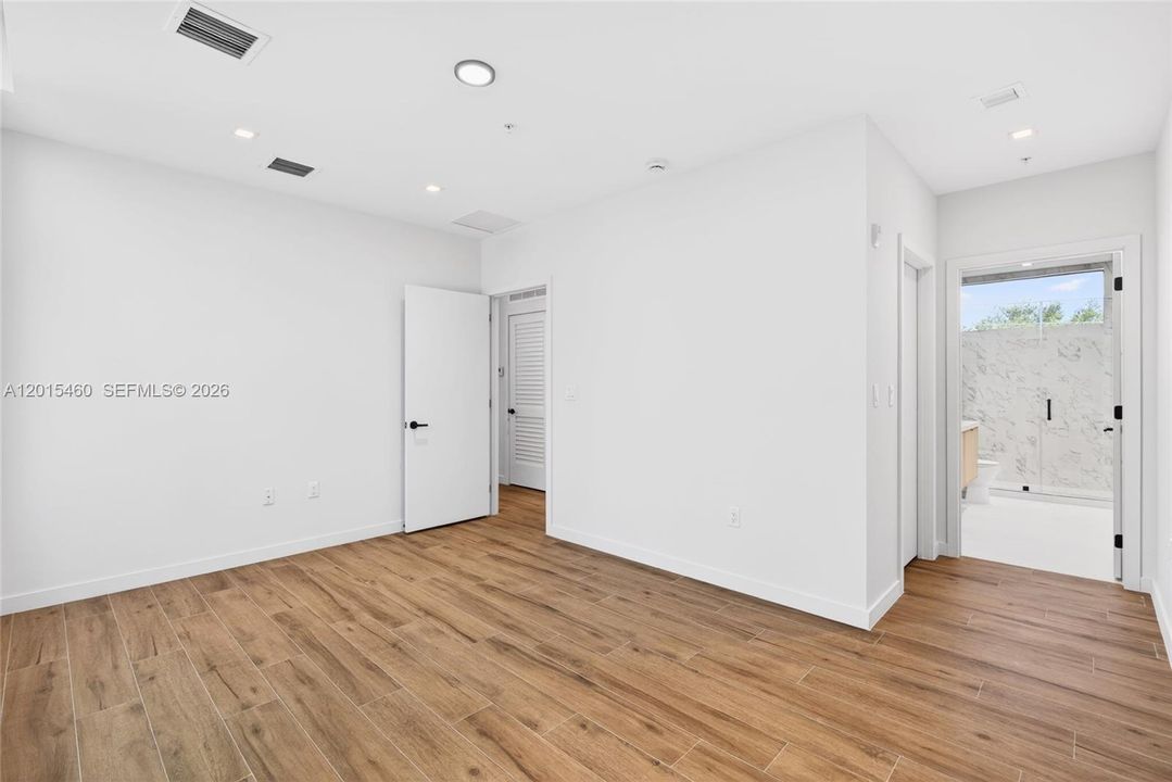 Activo con contrato: $6,400 (3 camas, 3 baños, 1831 Pies cuadrados)