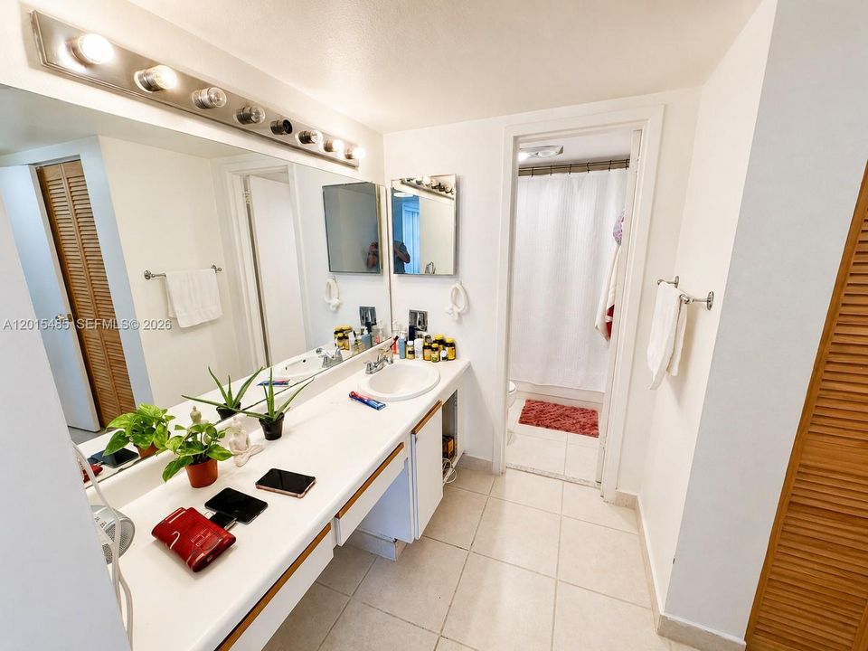 На продажу: $249,000 (2 спален, 2 ванн, 1096 Квадратных фут)