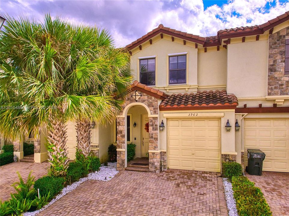 For Sale: $499,000 (3 beds, 2 baths, 1466 Square Feet)