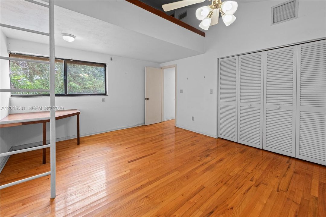 Activo con contrato: $1,895,000 (3 camas, 2 baños, 2691 Pies cuadrados)