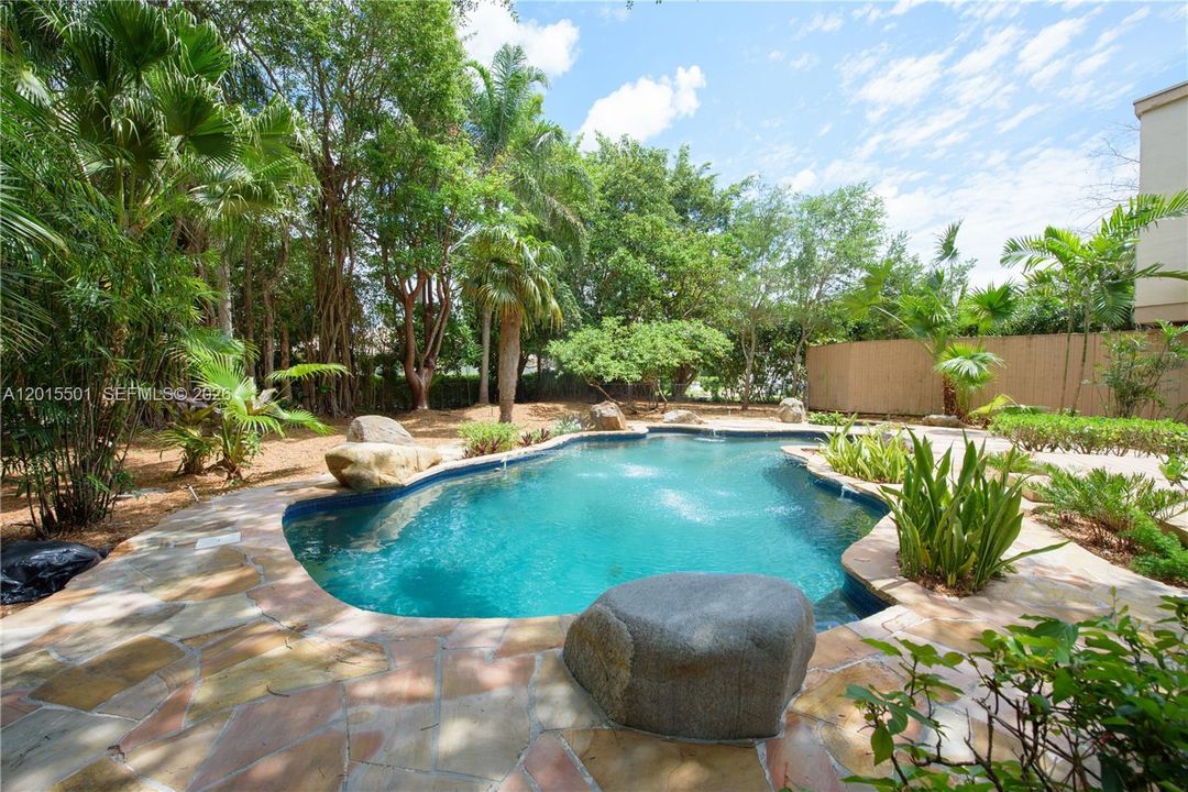 Activo con contrato: $1,895,000 (3 camas, 2 baños, 2691 Pies cuadrados)