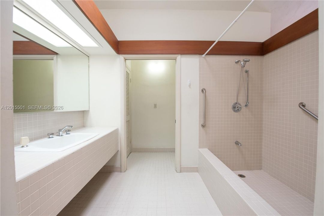 Activo con contrato: $1,895,000 (3 camas, 2 baños, 2691 Pies cuadrados)