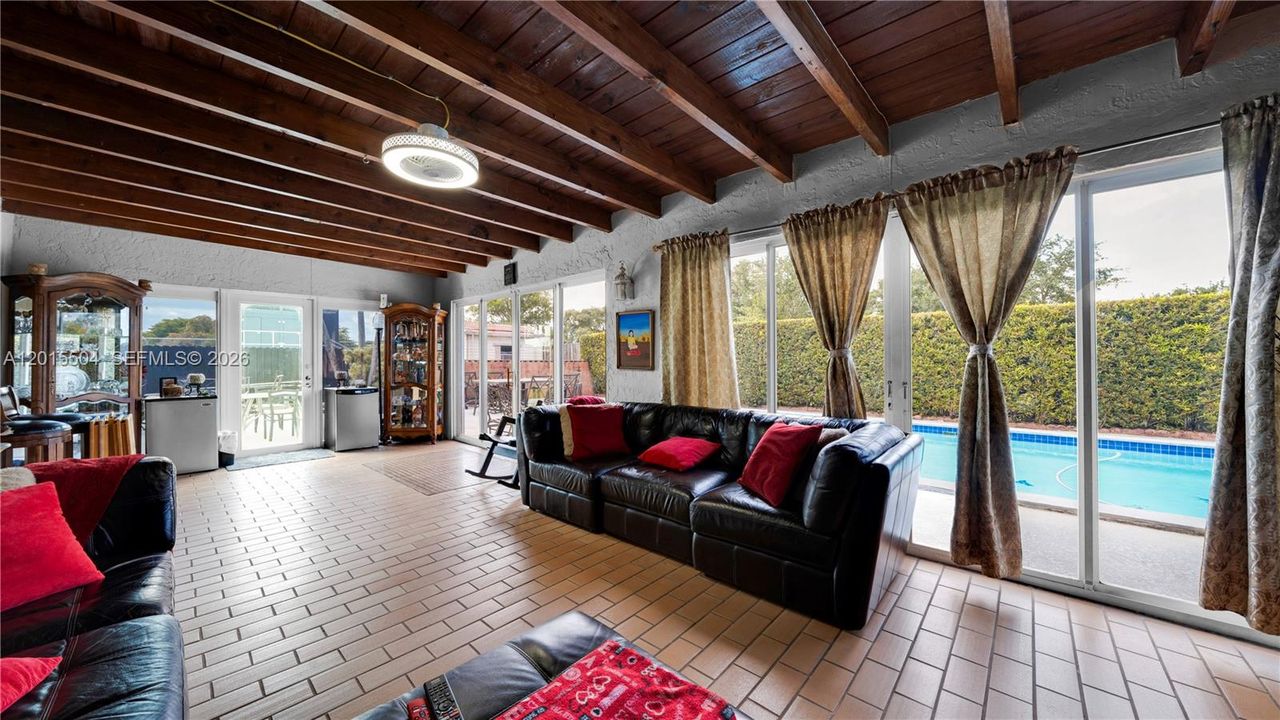 En Venta: $1,250,000 (4 camas, 2 baños, 2097 Pies cuadrados)