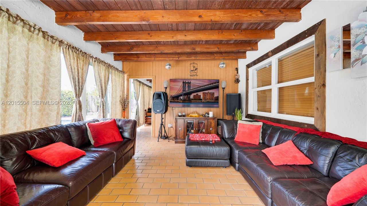 En Venta: $1,250,000 (4 camas, 2 baños, 2097 Pies cuadrados)