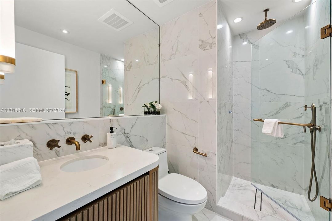 Versatile Full Bathroom