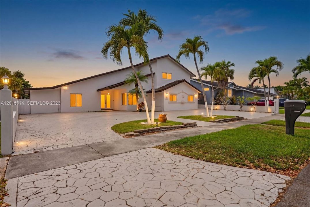 For Sale: $849,999 (5 beds, 5 baths, 3122 Square Feet)