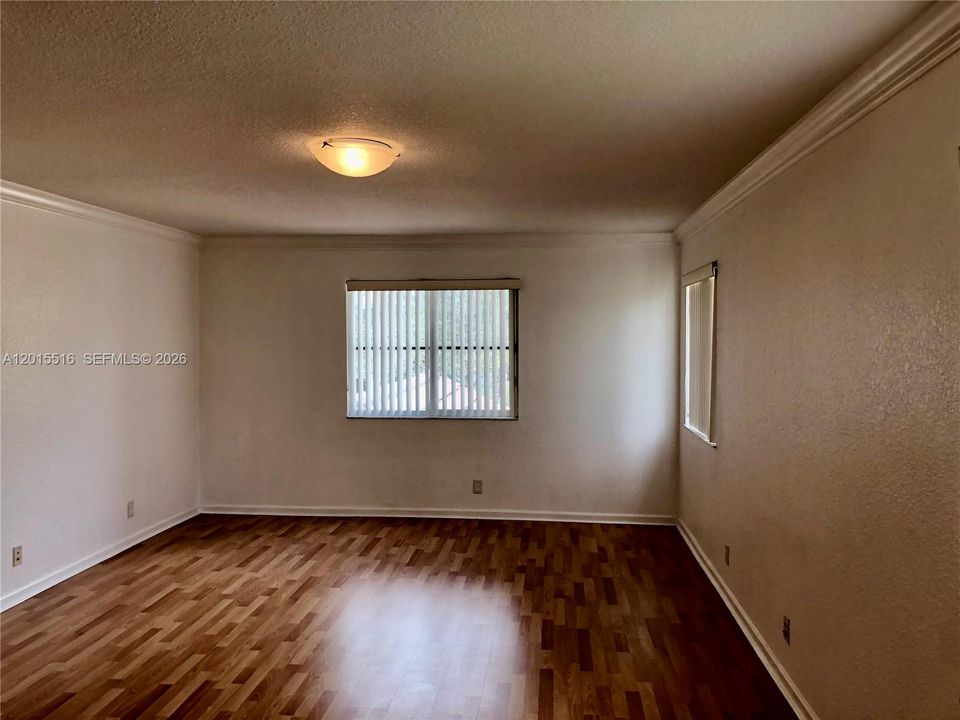 Activo con contrato: $4,250 (4 camas, 3 baños, 2138 Pies cuadrados)