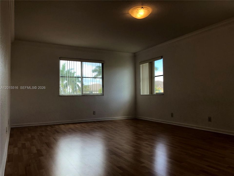 Activo con contrato: $4,250 (4 camas, 3 baños, 2138 Pies cuadrados)