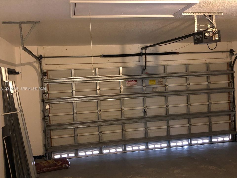 Activo con contrato: $4,250 (4 camas, 3 baños, 2138 Pies cuadrados)