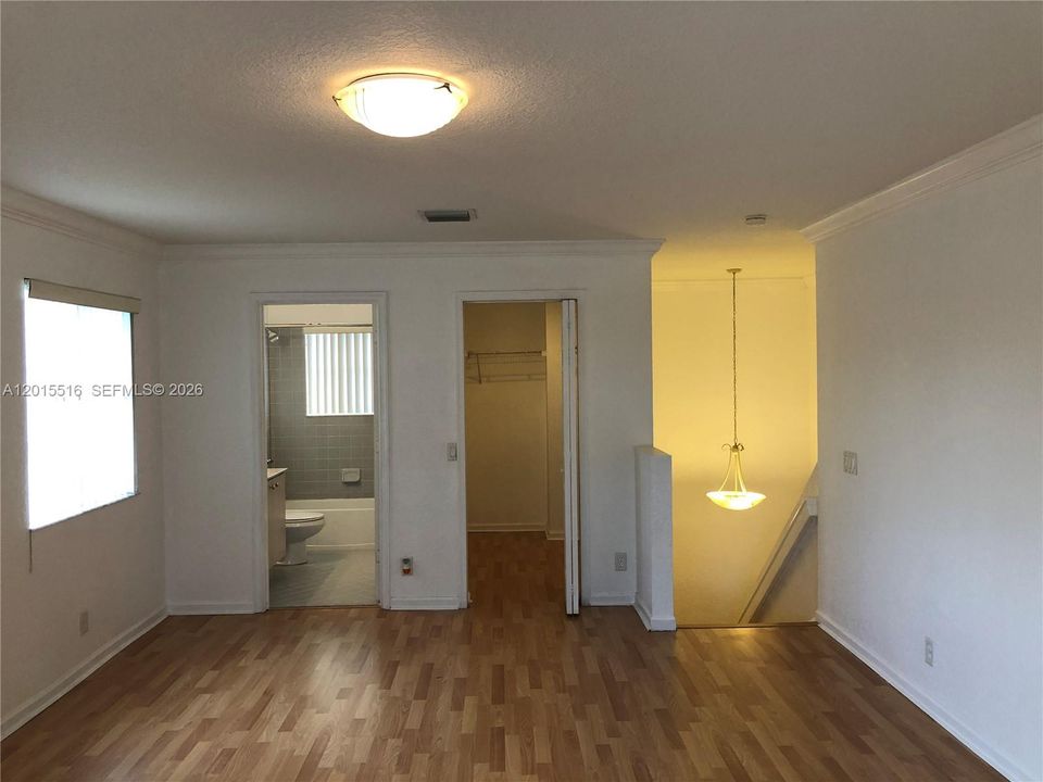 Activo con contrato: $4,250 (4 camas, 3 baños, 2138 Pies cuadrados)