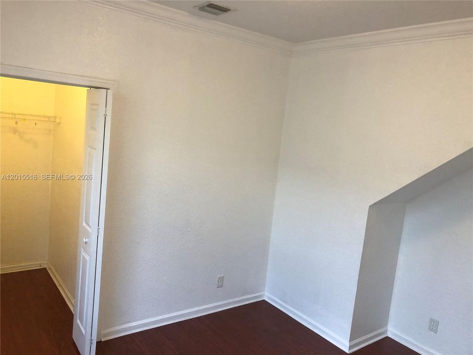 Activo con contrato: $4,250 (4 camas, 3 baños, 2138 Pies cuadrados)