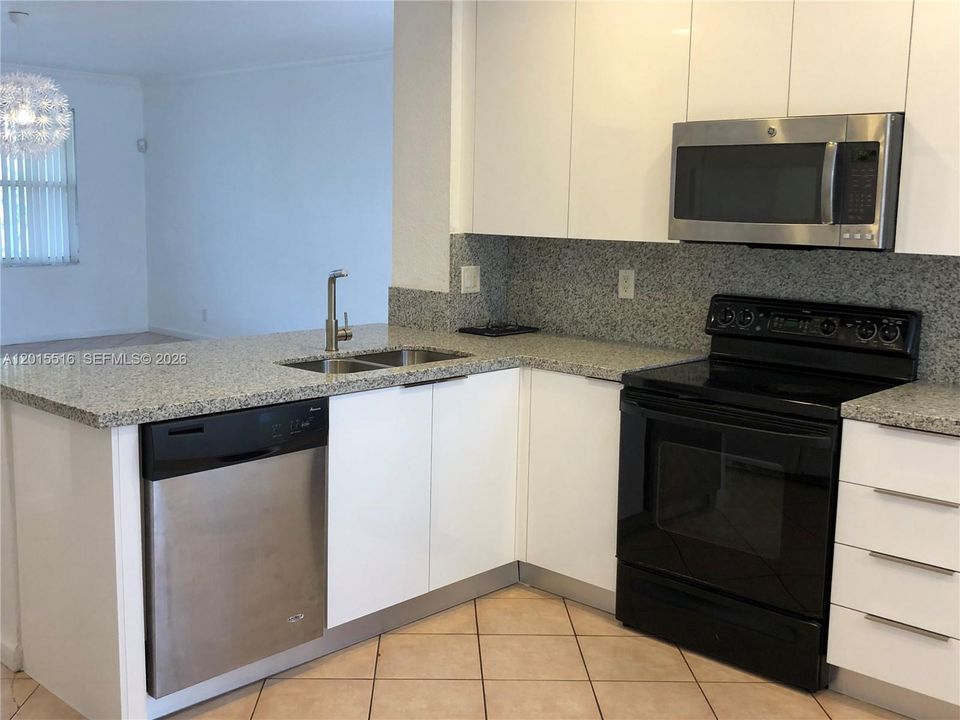 Activo con contrato: $4,250 (4 camas, 3 baños, 2138 Pies cuadrados)
