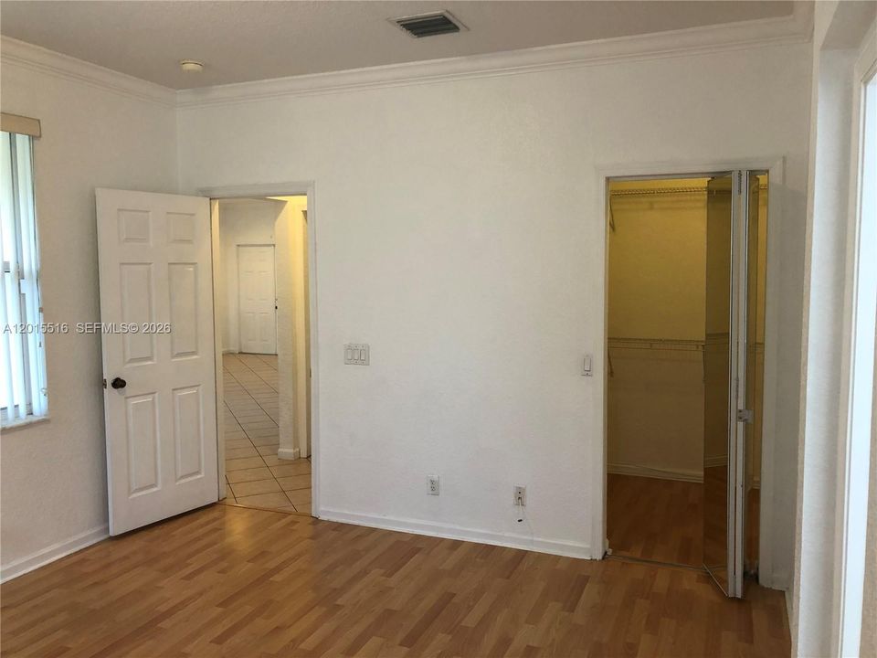 Activo con contrato: $4,250 (4 camas, 3 baños, 2138 Pies cuadrados)